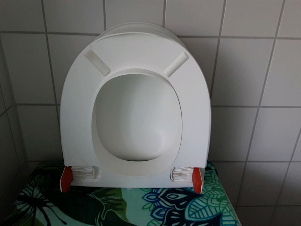 Toilettensitz Erhöhung, kaum benutzt, gereinigt und desinfiziert in Bremen