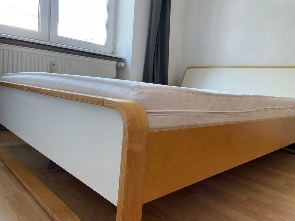 modernes Bett mit Lattenrost und Matratze in Berlin