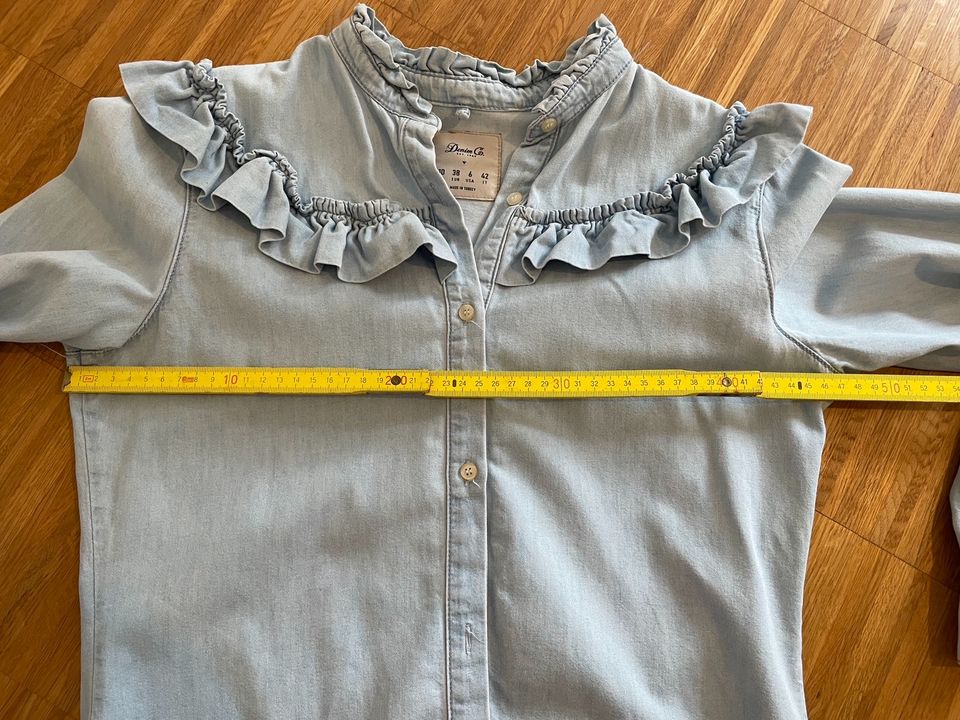 Jeansbluse blau mit Rüschen in Buxtehude