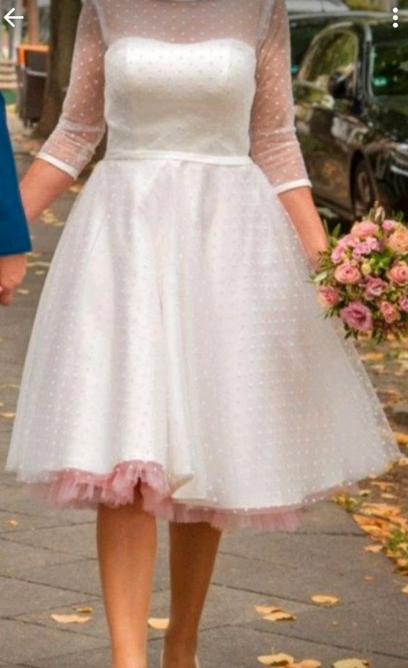 Einzigartiges Brautkleid mit Petticoat – sucht neue Besitzerin in Berlin