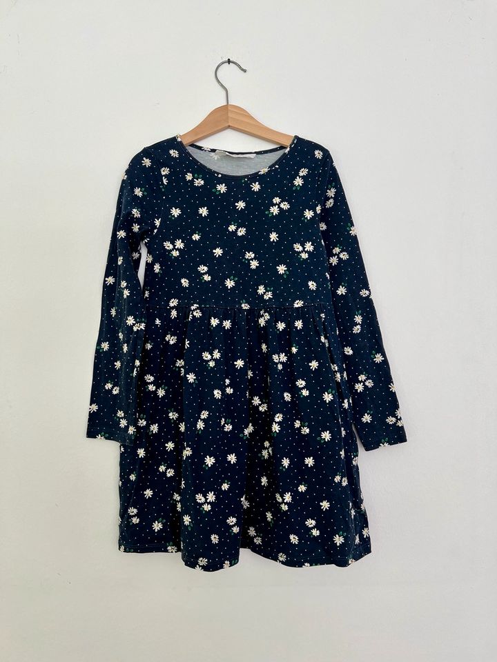 Kleid langärmelig marineblau mit Gänseblümchen H&M Gr 122/128 in Wentorf