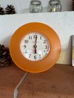Runde Wand- und Tisch-Uhr, toller Farbtupfer in Orange Kunststoff Niedersachsen - Rastede Vorschau