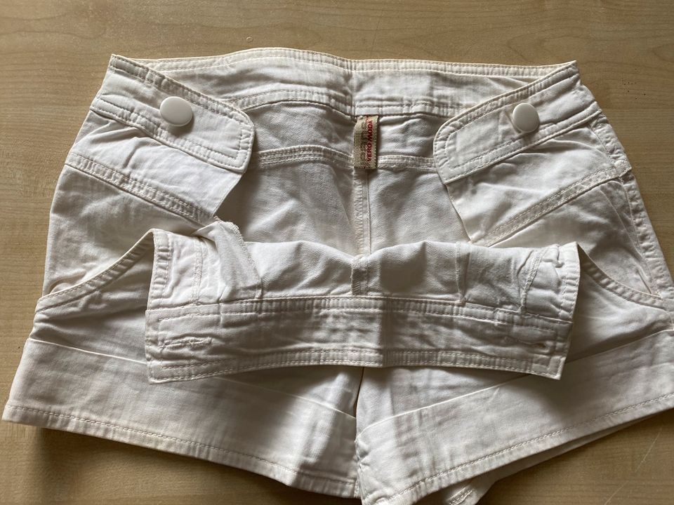 Damen Shorts von Vero Moda In weiß Gr M in Solms