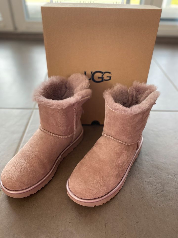 UGG Boots Mini Bailey Bow II Metallic Gr. 39 in Kelheim