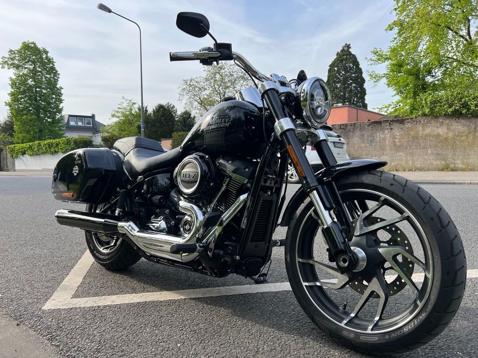 Harley Sport Glide mit Klappenauspuff und Extras in Frankfurt am Main