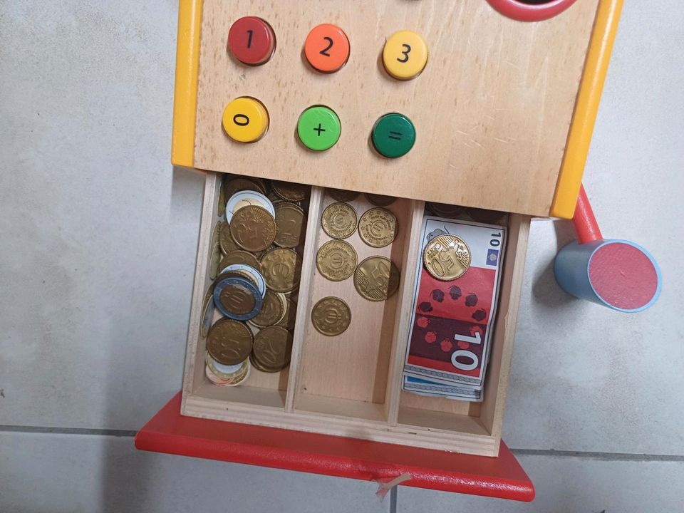 Kasse aus Holz mit Spielgeld in Neuburg a.d. Donau