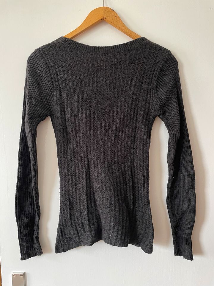 Figurbetonter schwarzer Strickpullover Hollister in S/36 in Berlin