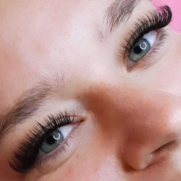 Wimpernverlängerung/Wimpernextensions 1:1, Volumen, Mega-Volumen in Berlin