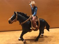 Schleich, Schwarzer Mustang mit Cowboy und Decke und Sattel Lindenthal - Köln Lövenich Vorschau