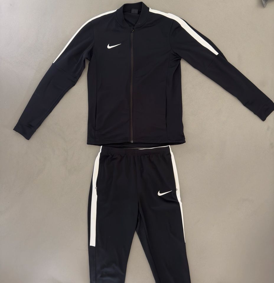 Nike Dri Fit Anzug Hose (S) Jacke (M) Set Herren Schwarz Running in Schwülper