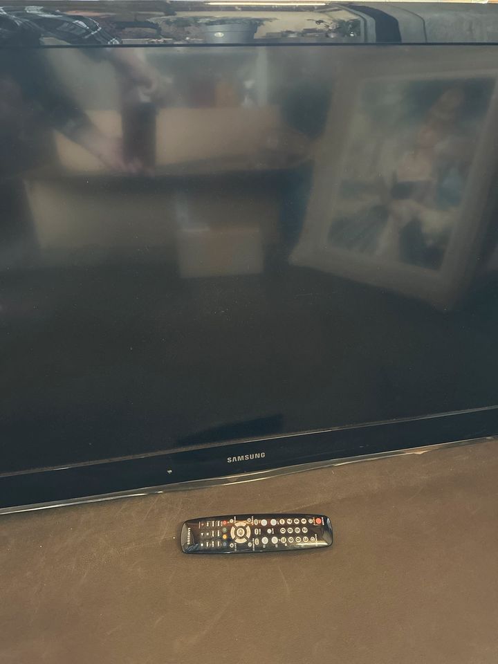 Samsung Tv  Fernseher flach defekt in Ratingen