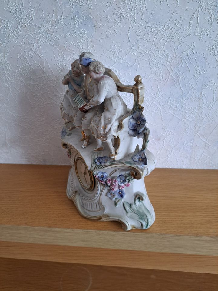 Tischuhr Porzellan mit Figuren in München