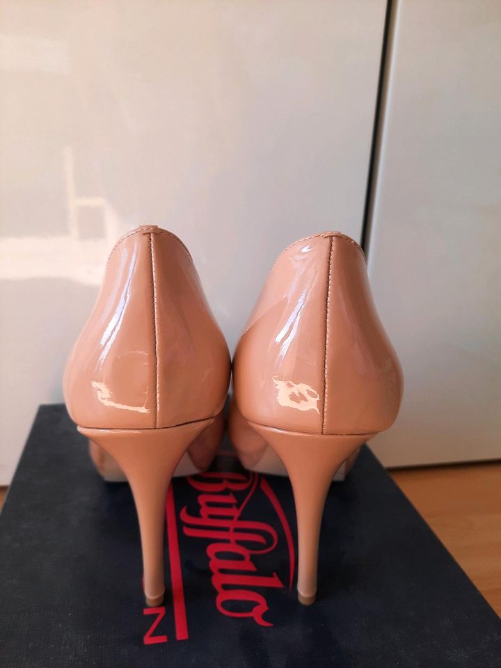 Buffalo Pumps in Nude Lack neu in Plochingen