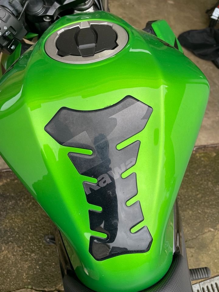 Motorrad Kawasaki Z125 grün super Zustand in Schellerten