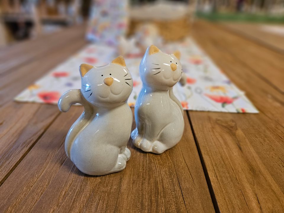 1x 2er-Set Katze creme Keramik Dekokatze Figur Skulptur in Halle