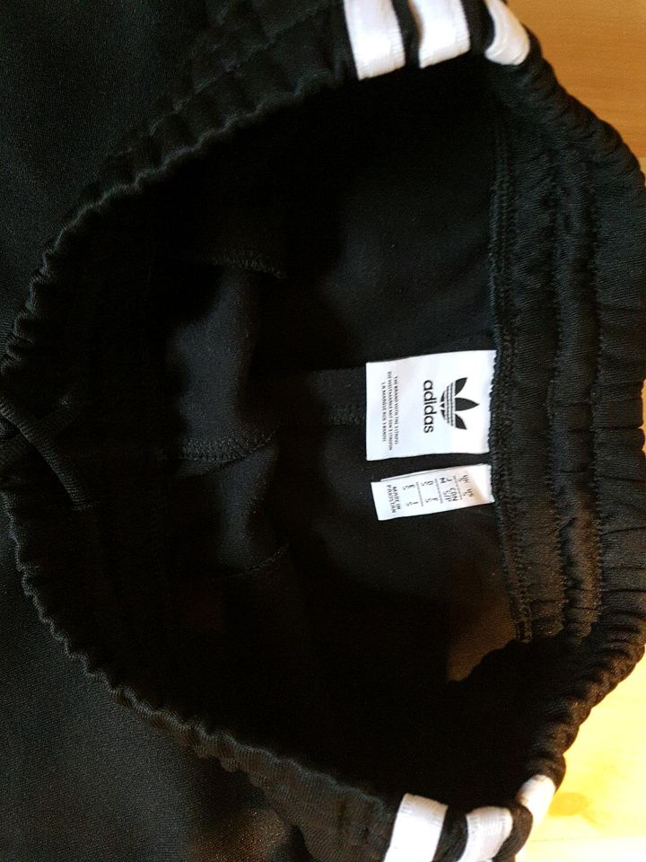 Neu! Herren schwarze adidas Hose Gr. S in Schülp bei Rendsburg