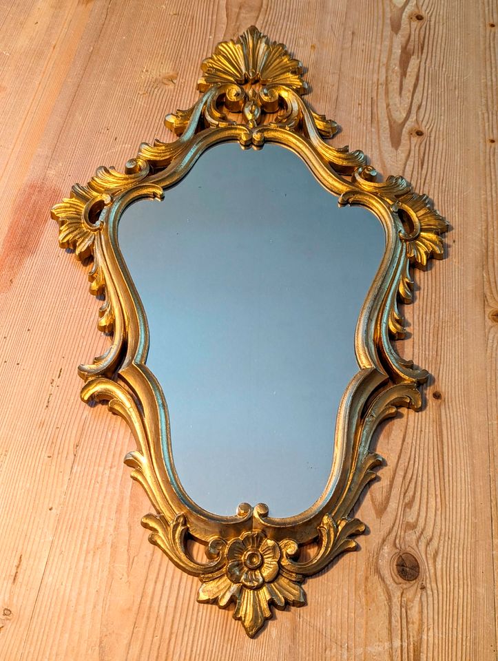 Goldener Vintage-Spiegel – ein prachtvoller Blickfang in Freising