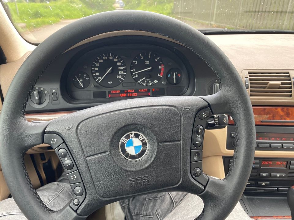 BMW 535iA E39 Youngtimer Scheckheft top Ausstattung in Illingen