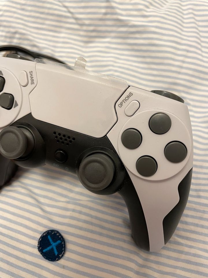 PlayStation 4 controller in Gera