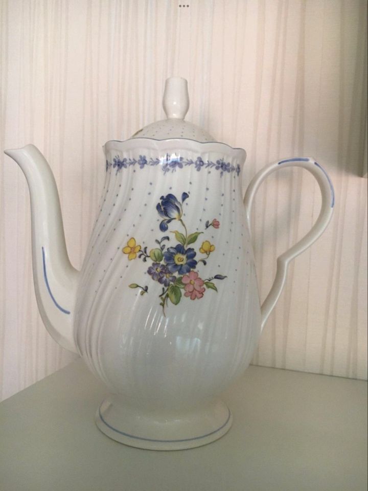 Vintage Kaffeekanne Kanne weiß blau mit Blumen in Garbsen