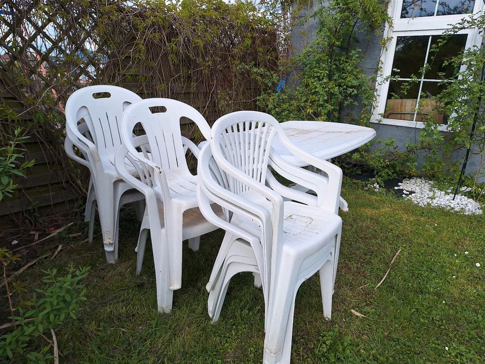 Gartentisch mit vielen Stühlen in Frankfurt (Oder)