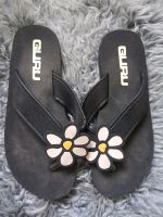 Schwarze FlipFlops mit einer Blume Gr. 37 Baden-Württemberg - Bad Mergentheim Vorschau