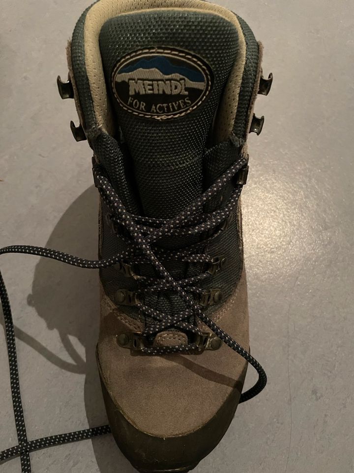 Meindl Wanderschuhe mit Vibram Sohle, 40 in Mühltal 