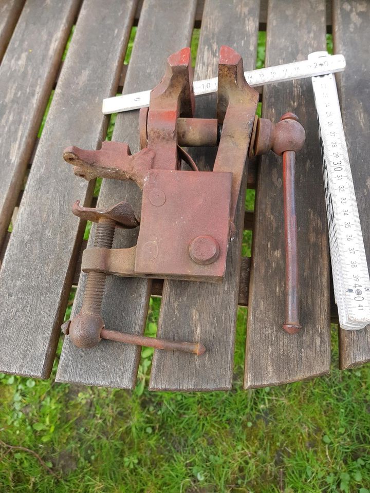 Werkzeug antik Schraubenstock sehr schönes altes Stück in Oppach