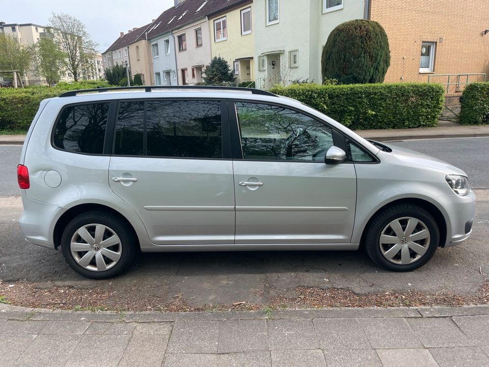 VW Touran 2.0 TDI Bluemotion in Sarstedt