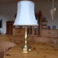 Tischlampe goldfarben mit hellem Schirm 70cm hoch, 40cm breit Hessen - Braunfels Vorschau