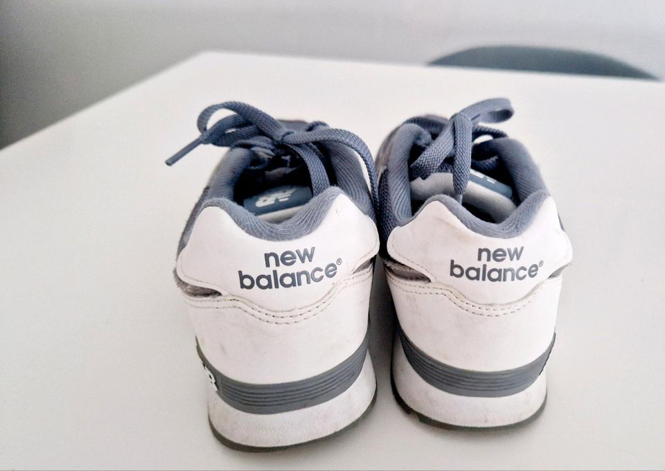 New Balance 574 grau weiß 37,5 Wildleder Sneaker 37 in Krefeld