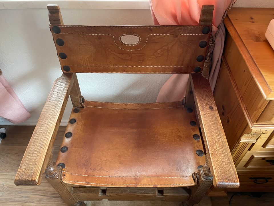 Alte spanische Holz - Leder - Stühle. Beide zusammen 60 Euro in Bretzenheim