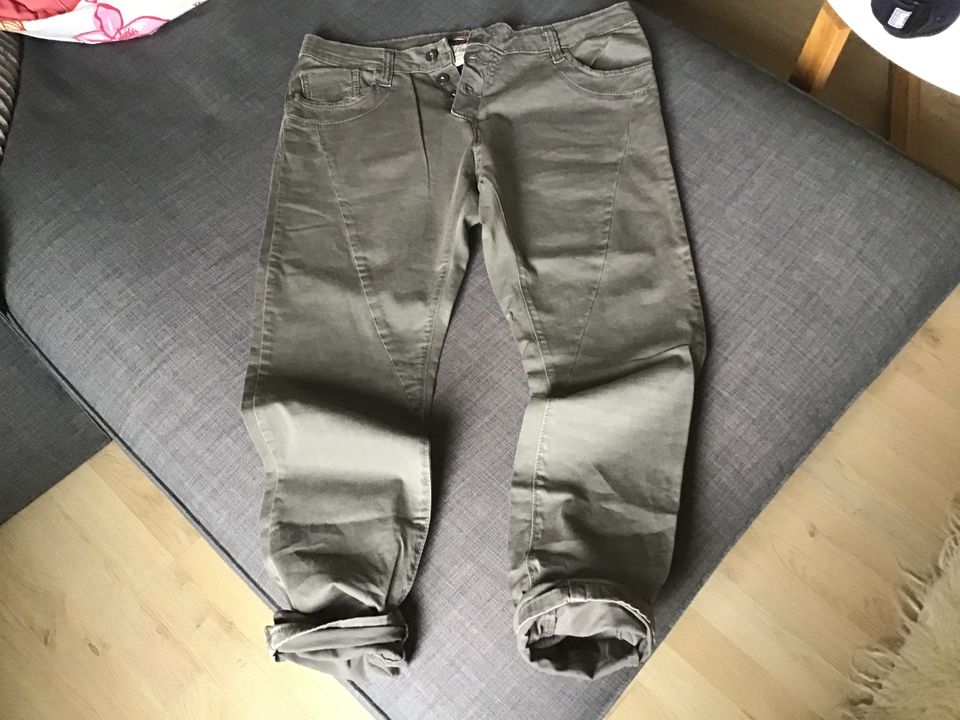 PLEASE Hose/Jeans Gr. M Khaki neuwertig in Aßlar