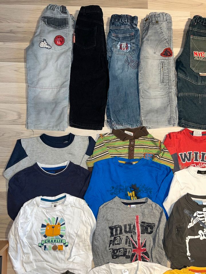❤️❤️❤️ XXL Paket T-Shirts Langarmshirts Hosen Jeans Dino Gr. 98 in Rostock