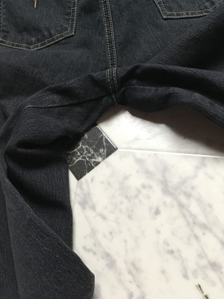 Jeans schwarz Größe 42 in Schwalbach