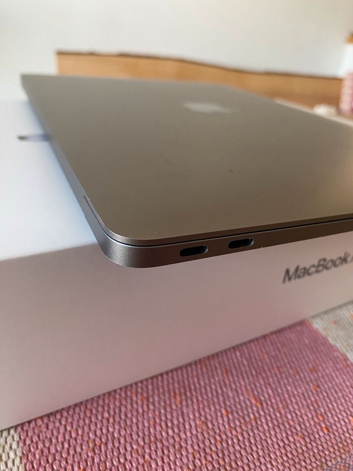 MacBook Air 13“ M1 Chip, 8GB ASP, 256 GB SSD in Valley
