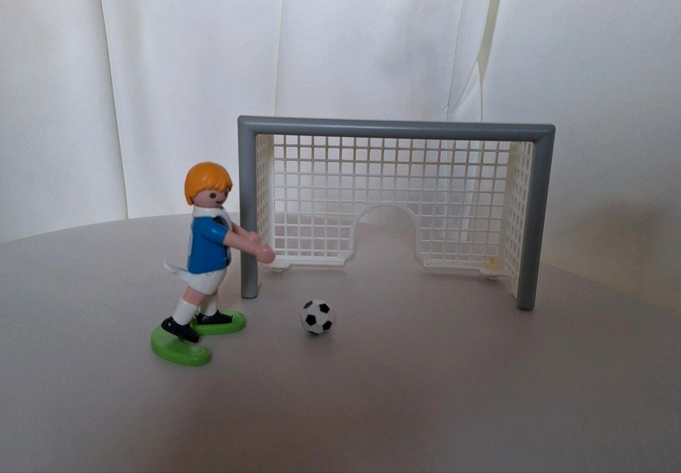 Playmobil Fußballspieler mit Ball und Tor in Berlin