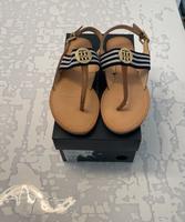 Tommy Hilfiger Zehensandale Gr. 36 TOP Zustand Berlin - Köpenick Vorschau