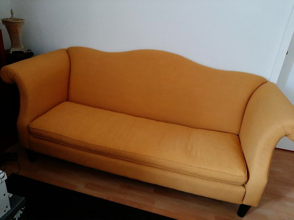 Loriotsofa in curryfarbe in Illingen