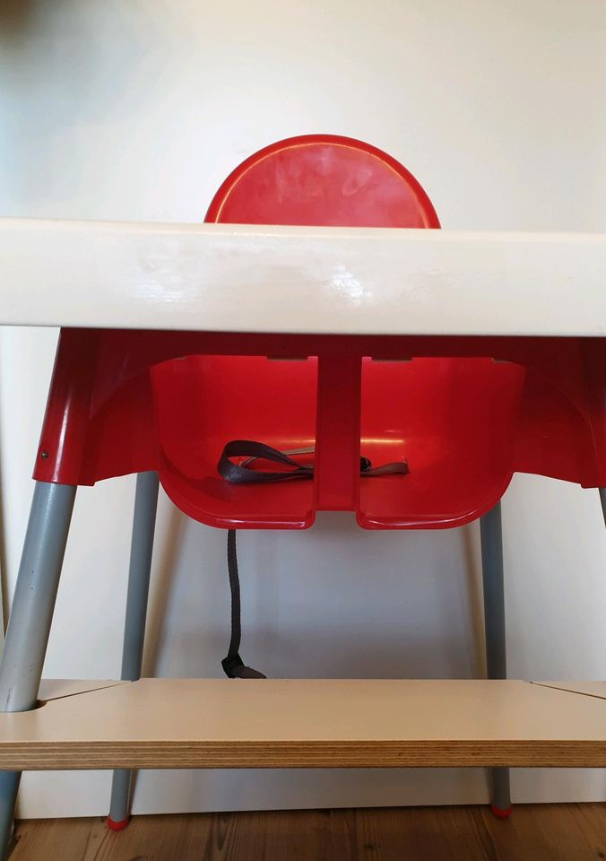 Ikea Hochstuhl, rot-weiss, inkl. ergon. Fussablage OHNE TABLETT in Roßtal
