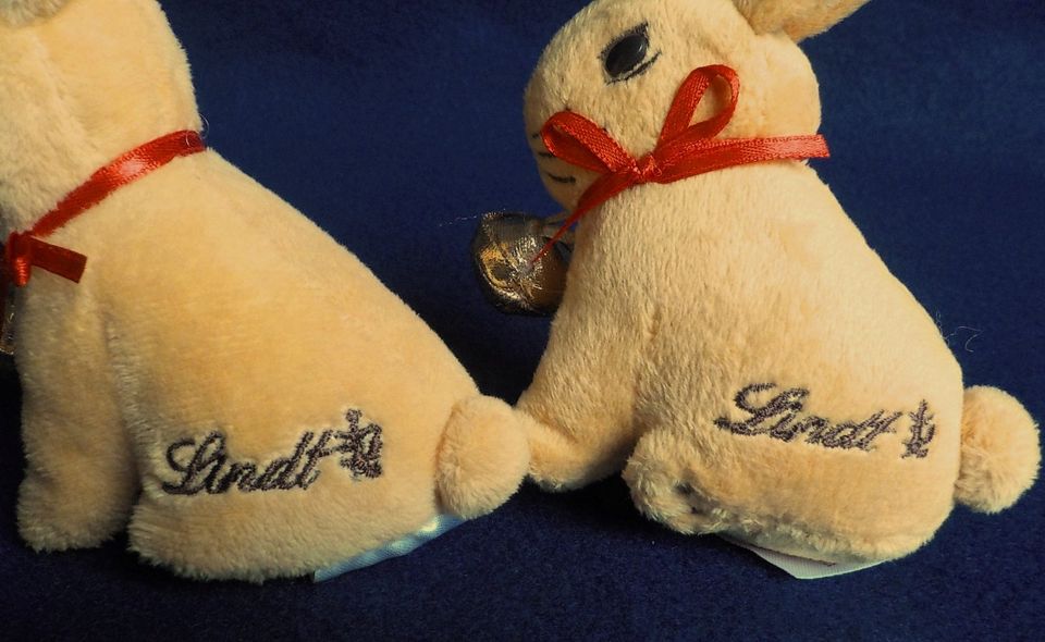 2 LINDT Plüschhasen Kuscheltiere 12 cm + 10 cm mit Glöckchen in Hanau