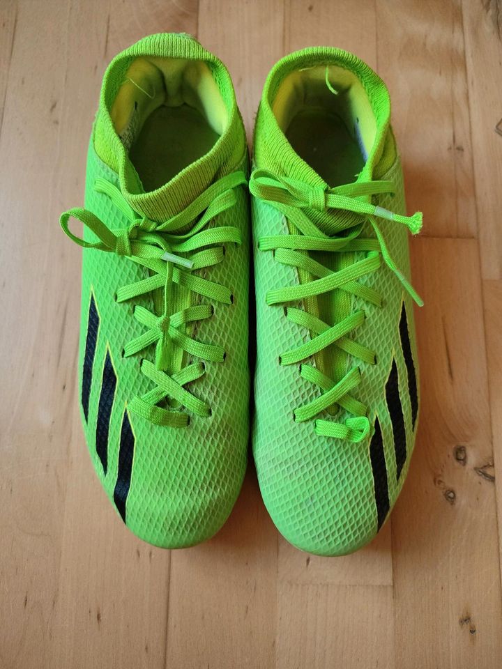 Adidas Fußball Schuhe Gr. 38 2/3 neon grün in Marburg