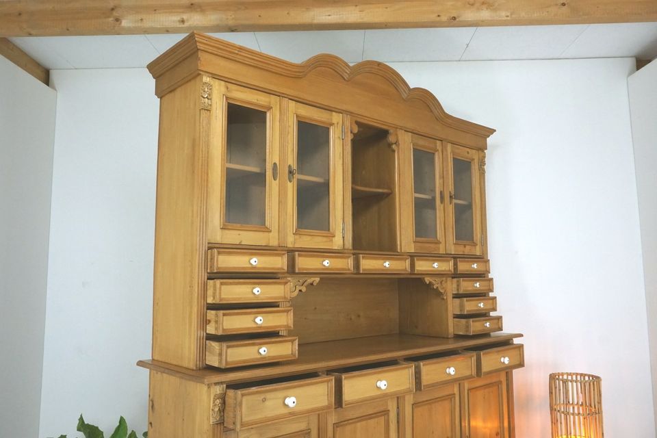 schönes Jugendstil Buffet in Weichholz, Landhaus Vitrine Küche in Centrum