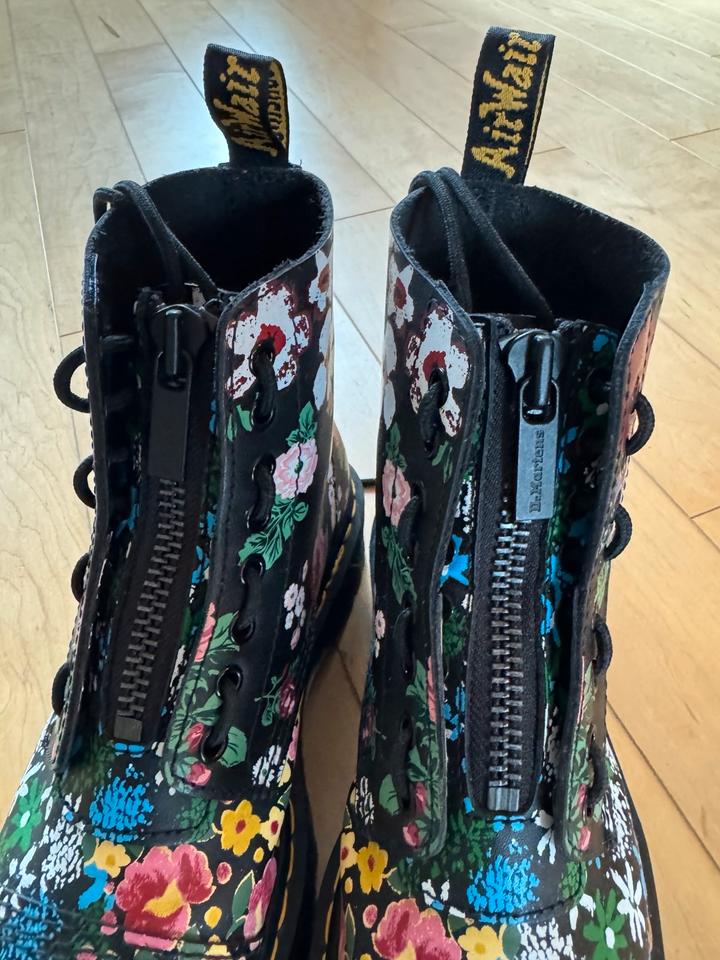 Dr. Martens Schuhe / Stiefel Modell Sinclair mit Blumenmuster in Viersen