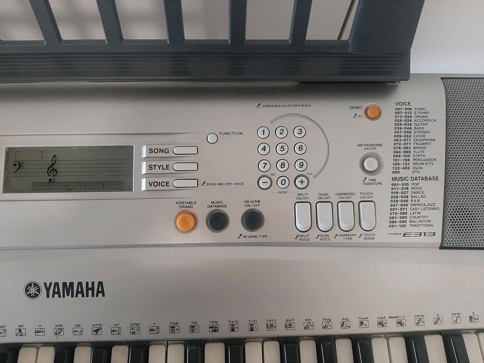 Keyboard YAMAHA inkl. Ständer in Schwerte