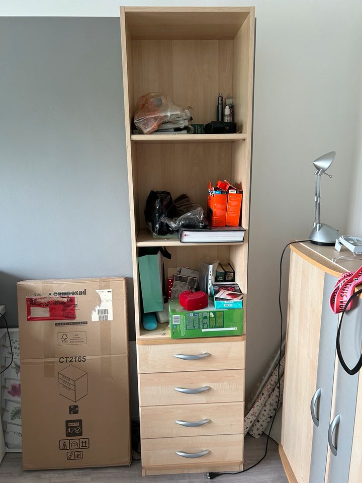 Hochschrank aus Jugendzimmer in Frankfurt am Main