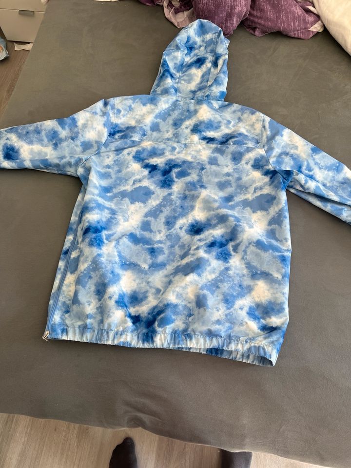 Hallo ich verkaufe meine blau Camouflage ellesse Jacke in Neustadt in Holstein