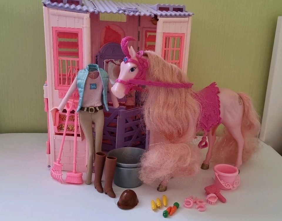 Barbie Pferdestall Pferd Reiterhof Reiterin Ranch Pony Zubehör in Heringen (Werra)