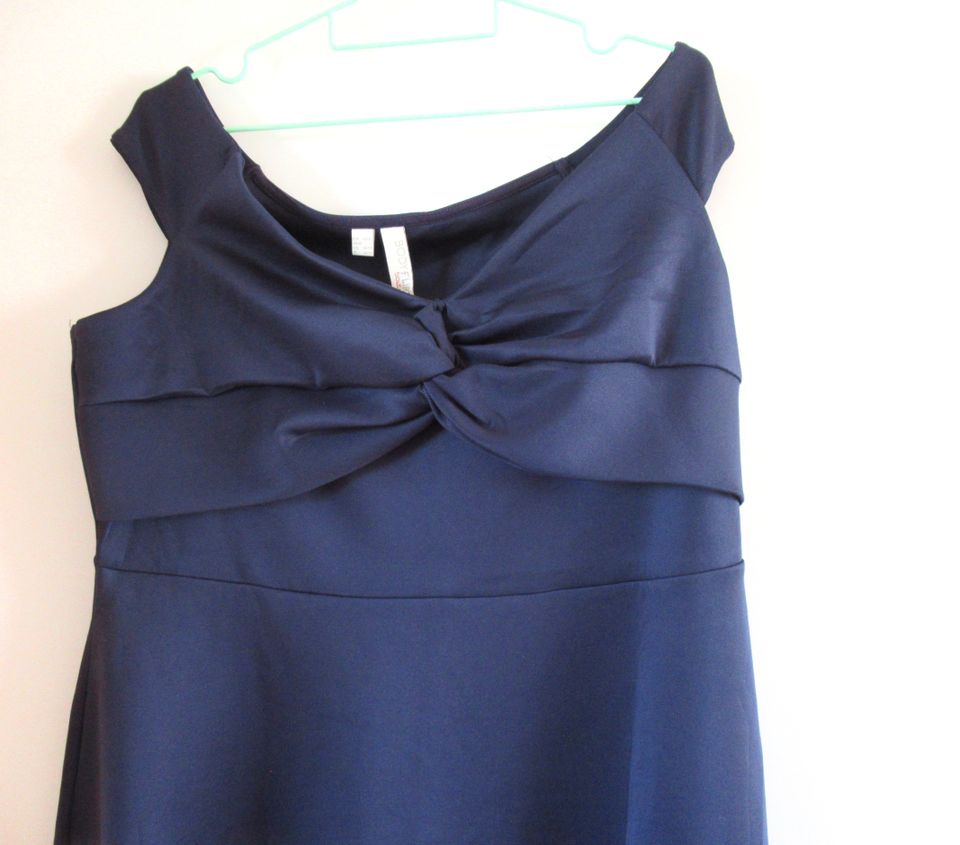 Neues blau weißes Kleid schöner Ausschnitt Gr: 44 / 46 bodyflirt in Neubiberg