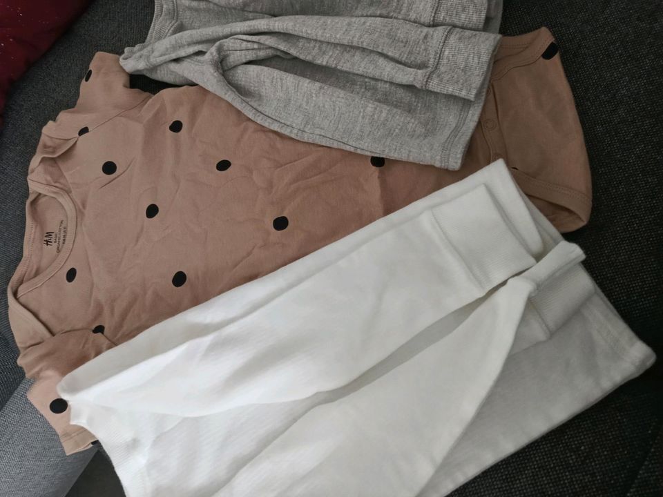 2 langarmshirts Next 98 neu 1 Kurzarm Body 98 h&m 2 Shirts 104 in Heilbronn